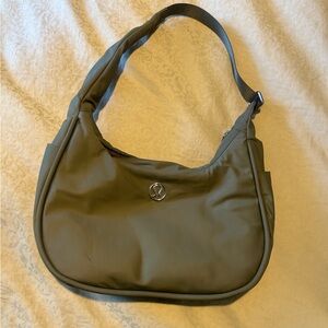 Lululemon city essentials shoulder bag